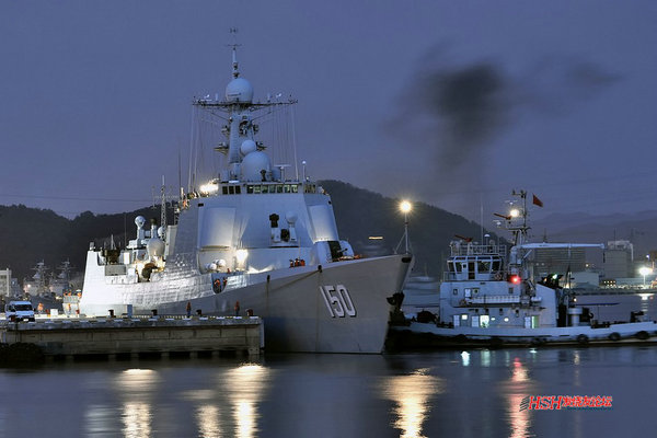 原文配图:网友拍摄到的东海舰队军港内长春舰在夜幕下起航.