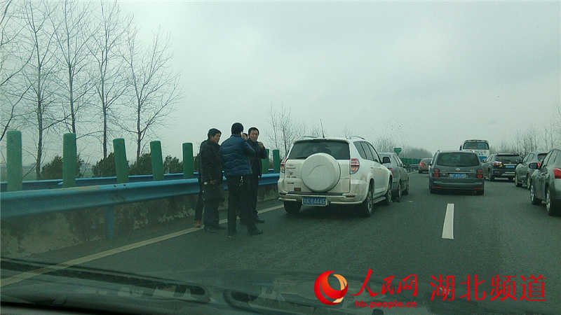 沪渝高速荆州至武汉段千米路程连发5起追尾事故