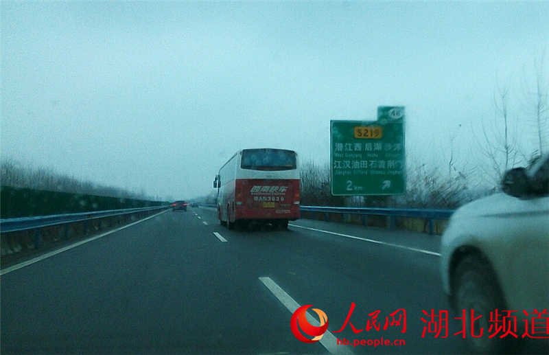 沪渝高速荆州至武汉段千米路程连发5起追尾事故