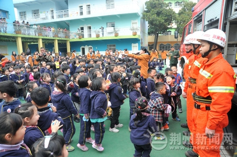 荆州市机关幼儿园举行防火安全疏散演练|图