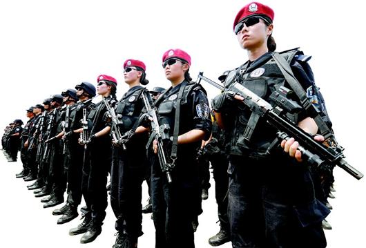 一场紧张,逼真的反暴恐演习,在位于武汉市黄陂区的特警训练基地拉开
