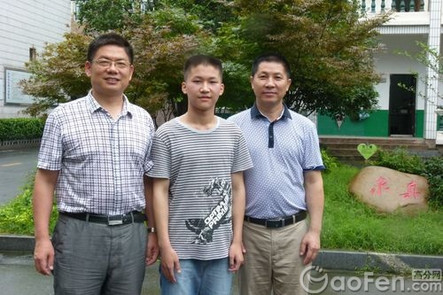 来自荆州区东方红中学的考生朱雨佳,以671分(总分700)夺得荆州市中考
