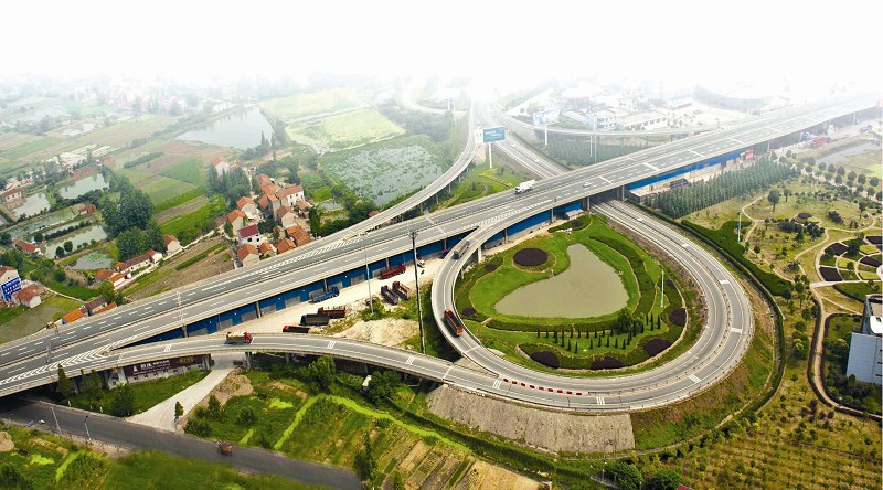 荆州体育中心位于沙北新区,城市北边,周边道路纵横交错,40米宽的