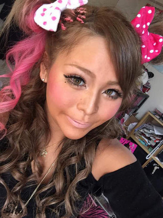 新浪娱乐讯最近一组日本小女孩化浓妆的照片引起话题,这名6岁小女孩