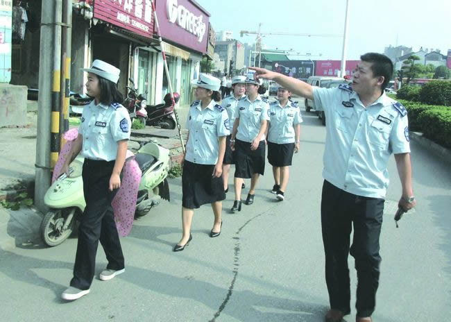 荆州城区首个女子城管执法队亮相 街头柔性执法