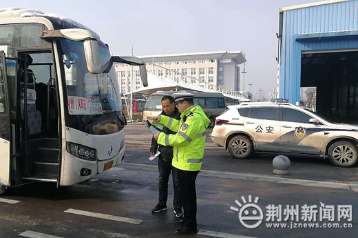 荆州交警进重点企业督导冬季交通安全