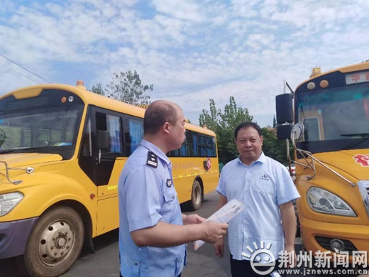 荆州交警部门为校车做体检 保障学子安全
